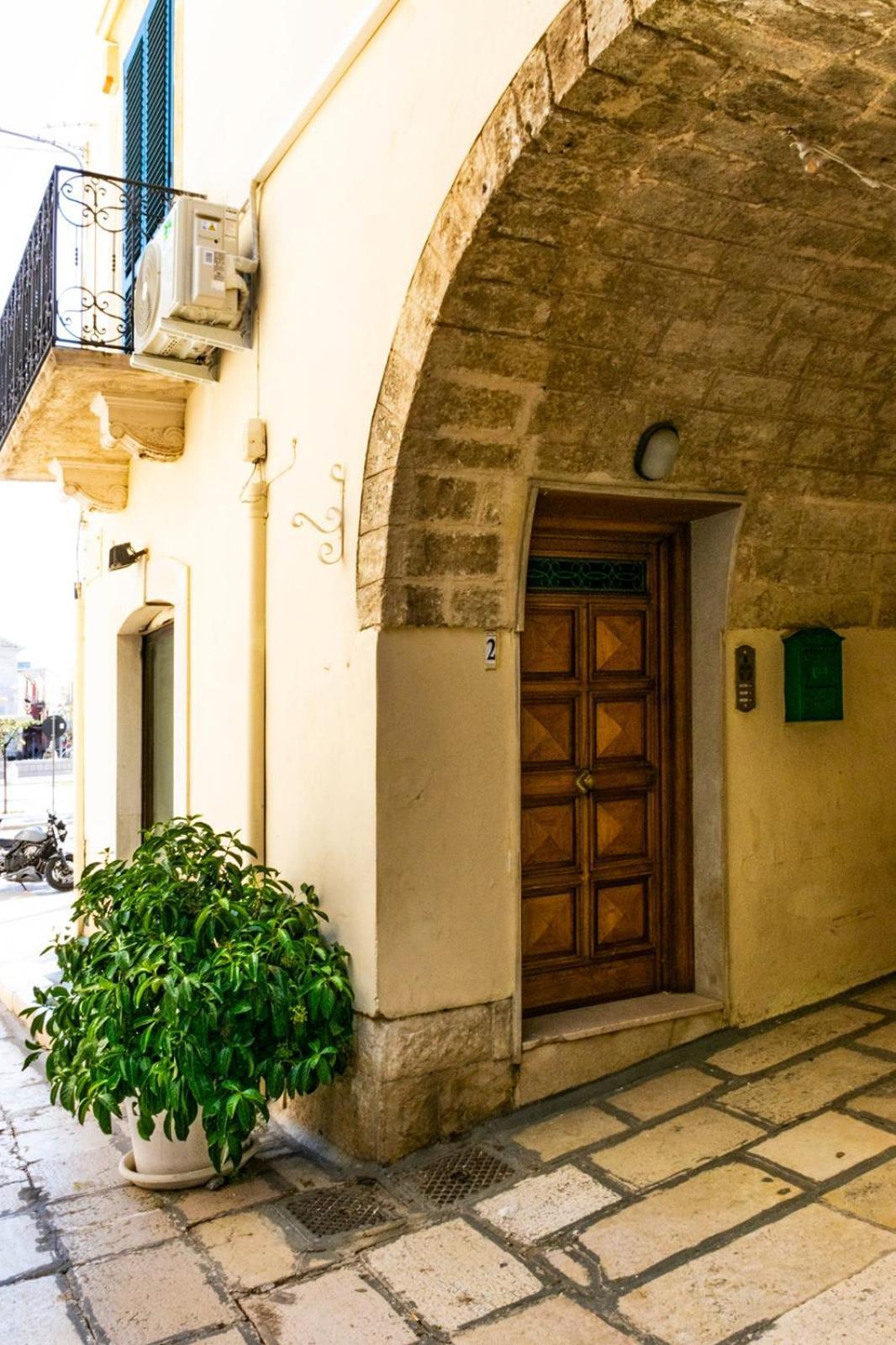 Apartamento Palazzo Vaaz Mola di Bari Exterior foto
